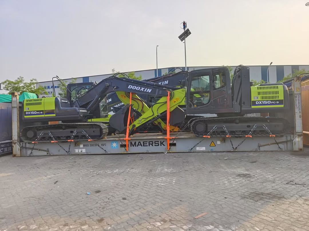 15 ton, 23 ton rýpadlá pripravené na prepravu na Blízkom východe
