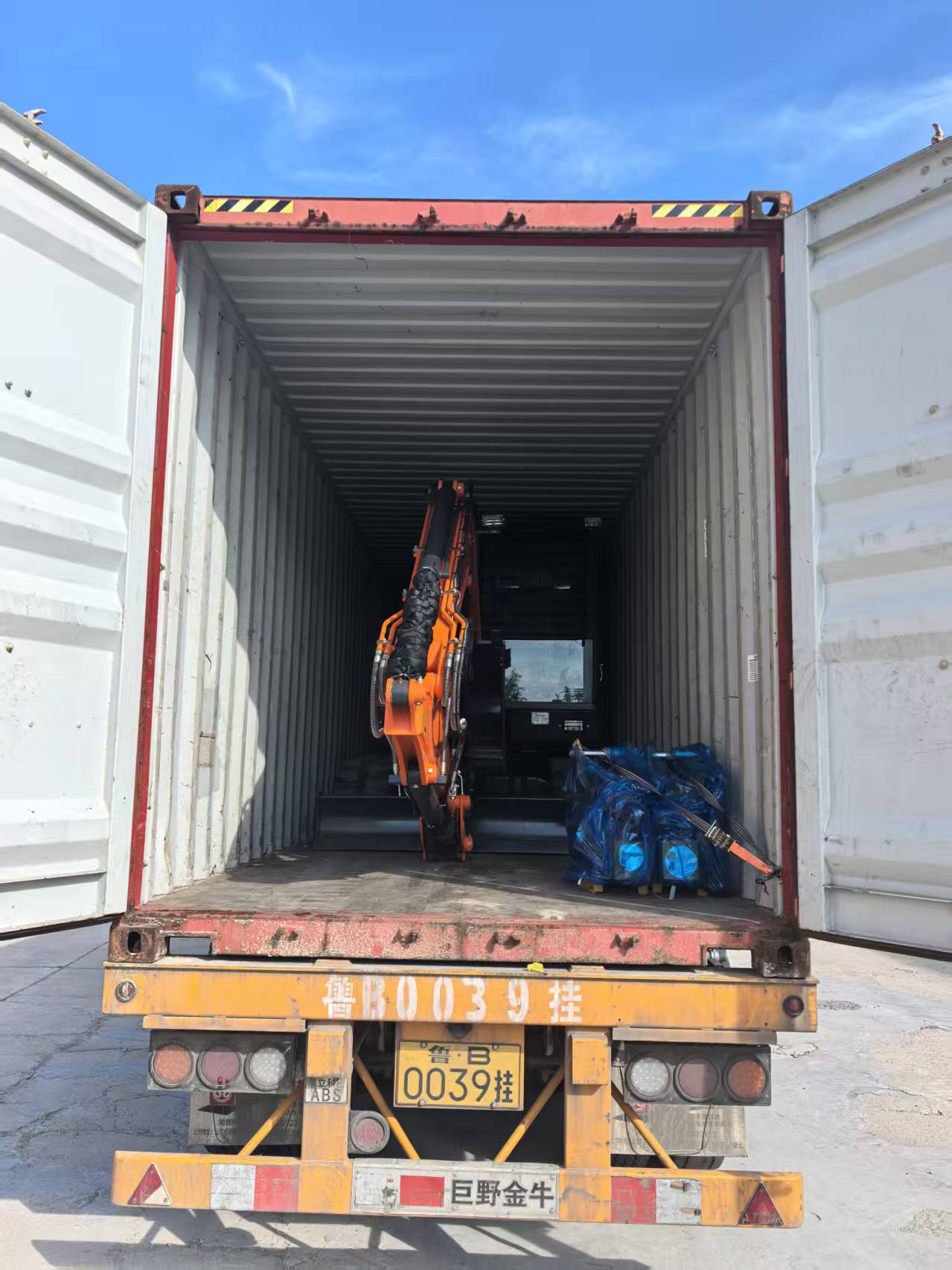 Boli odoslané dva rýpadlá 6,5T