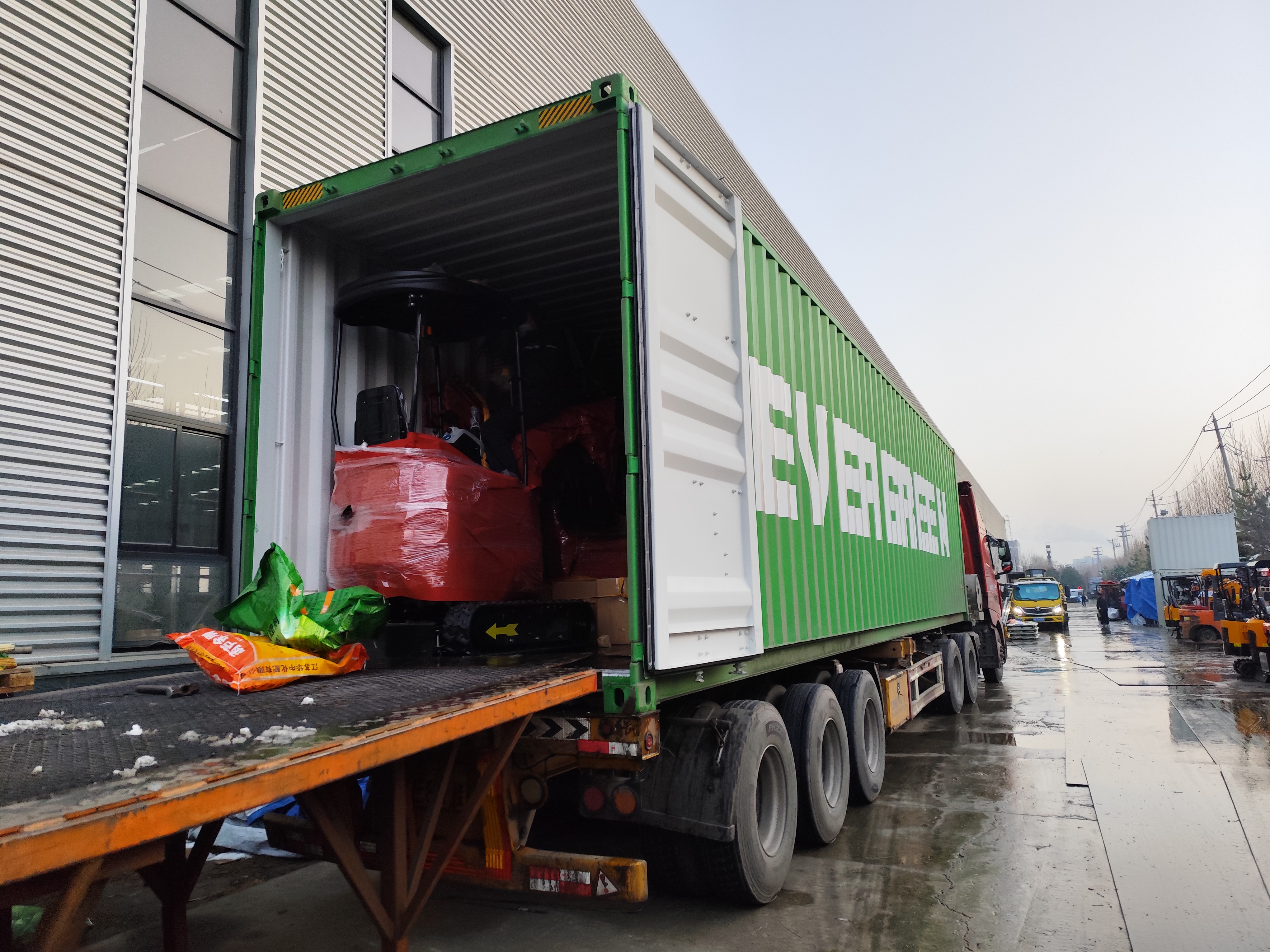 Výroba minirýpadla pre francúzskeho zákazníka bola dokončená a odoslaná